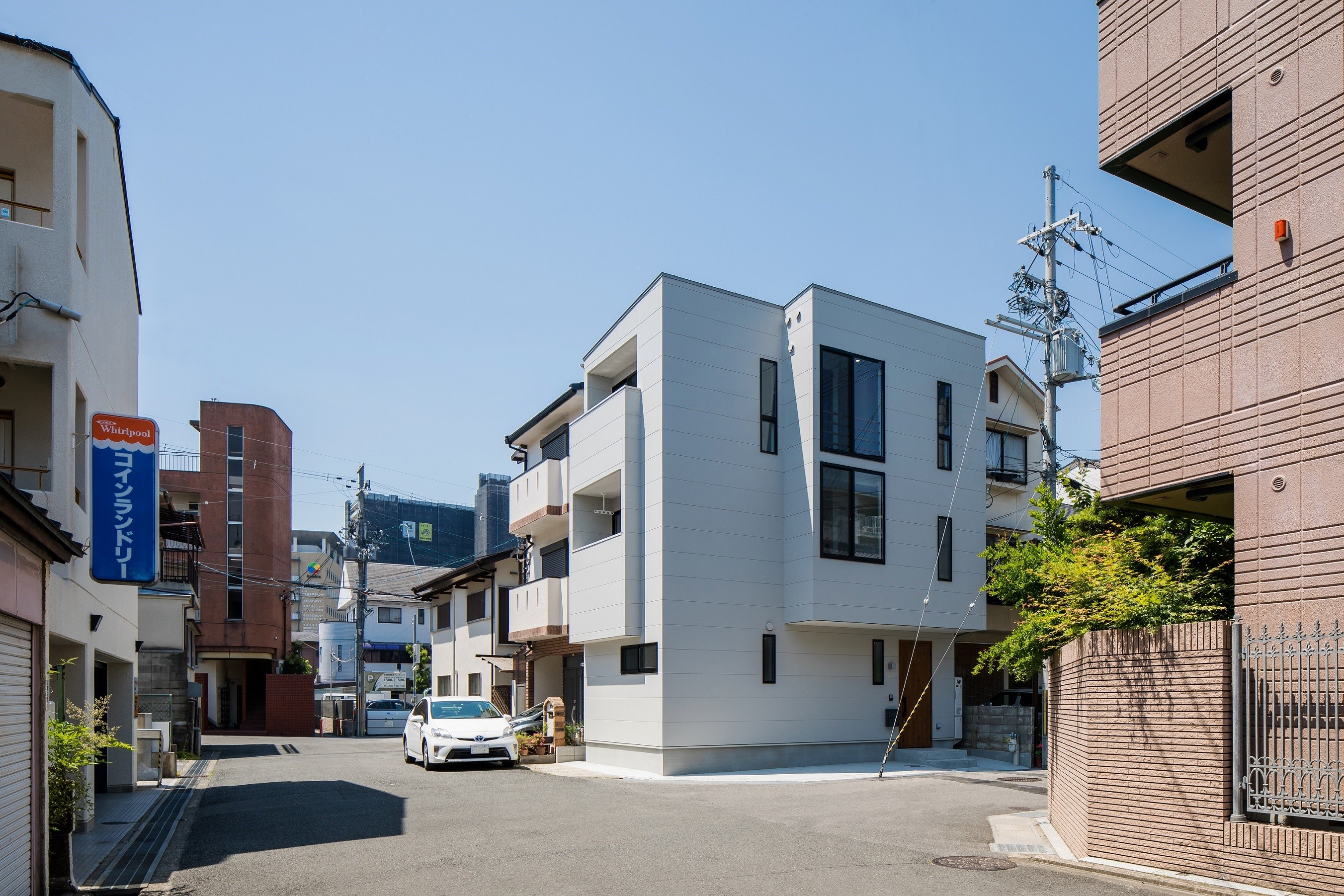 外観事例：シンプルな外観（長岡京市の家（15坪の狭小地に建つ狭さを感じさせない3階建て住宅））
