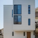 長岡京市の家（15坪の狭小地に建つ狭さを感じさせない3階建て住宅）の写真 シンプルな3階建て外観