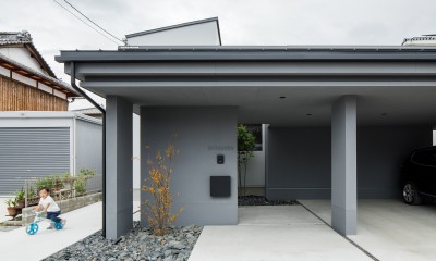 上笠の家（インナーガレージでプライベート空間を作りつつも開放的なリビングのある家） (玄関アプローチ)