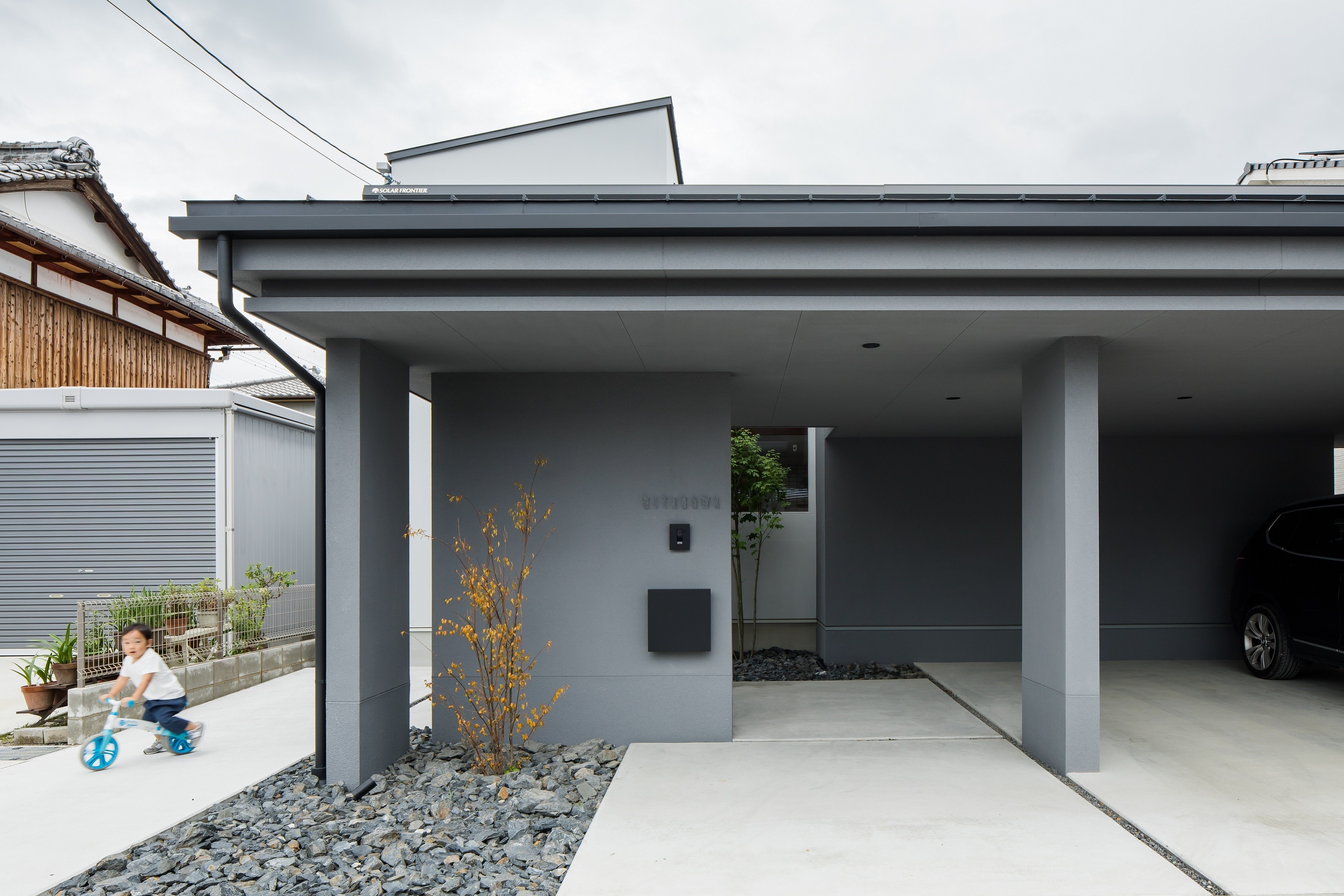 アウトドア事例：玄関アプローチ（上笠の家（インナーガレージでプライベート空間を作りつつも開放的なリビングのある家））
