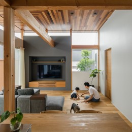上笠の家（インナーガレージでプライベート空間を作りつつも開放的なリビングのある家）-開放感のあるリビング