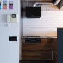 色で遊んだシックなお部屋の写真 濃緑のキッチンボードと薄緑の壁のコントラストがオシャレなダイニングキッチン