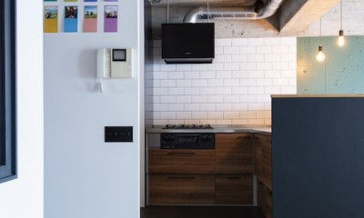 色で遊んだシックなお部屋 (濃緑のキッチンボードと薄緑の壁のコントラストがオシャレなダイニングキッチン)