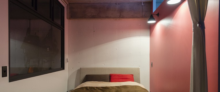 ベッドルーム事例：ピンク壁が可愛く、リビングとの仕切りに窓を使用することで採光も良いベッドルーム（色で遊んだシックなお部屋）