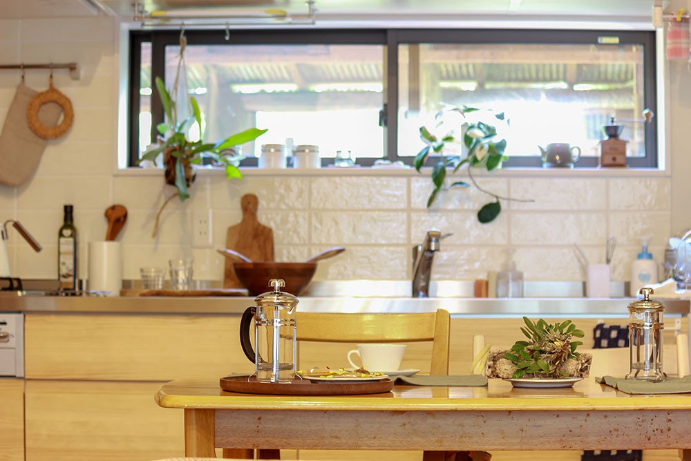 キッチン事例：キッチン前の窓（自然と優しい素材に囲まれたニュートラルな暮らし）