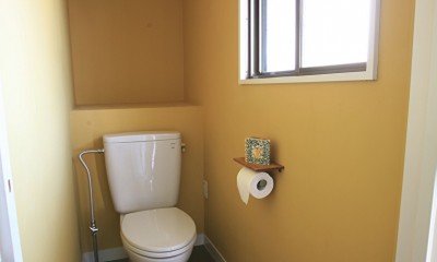 O邸 (イエローの壁紙が印象的なトイレ)