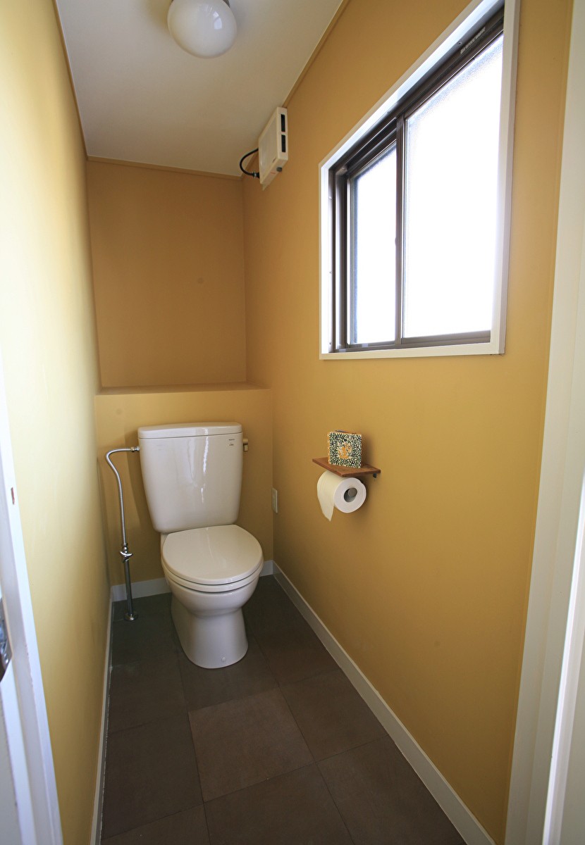 バス/トイレ事例：イエローの壁紙が印象的なトイレ（O邸）