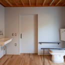 宇和海ウエアハウス　車椅子対応の海を望むインダストリアルな家の写真 車椅子対応のインダストリアルなトイレ