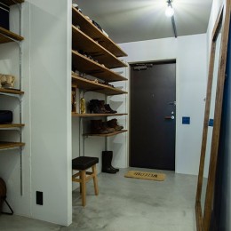 小上がりのベッドルームで光を取り入れるユニークなお部屋 (たくさんの収納棚を備えた広い玄関スペース)