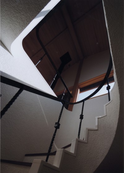 階段 (伊豆天城高原の別荘　-DOVE VAI-)