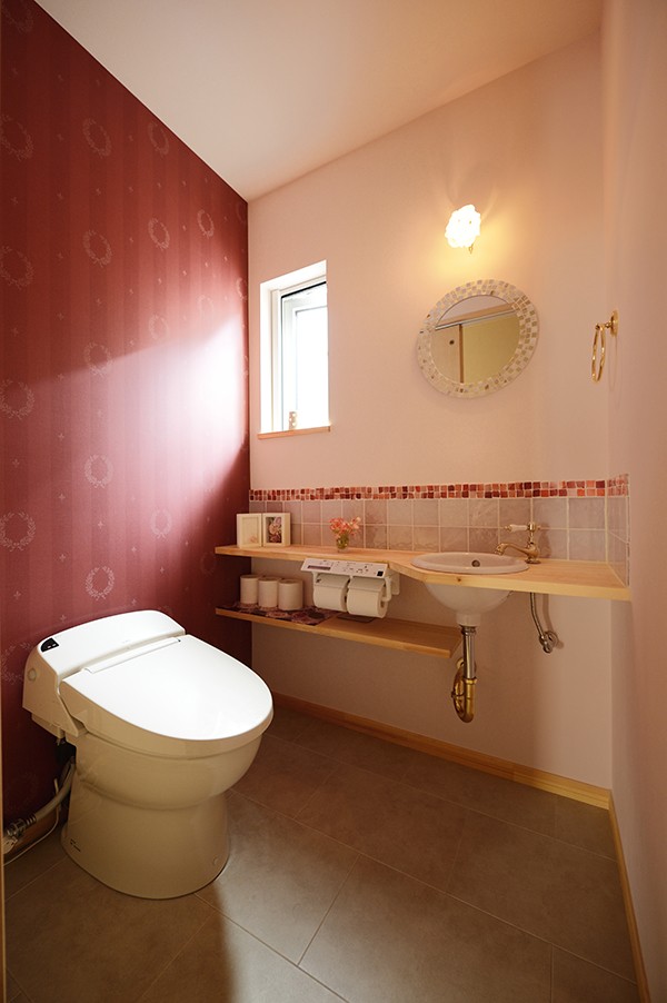 バス/トイレ事例：ボルドーの壁が印象的なトイレ（新築のようなフルリフォームで新生活スタート）