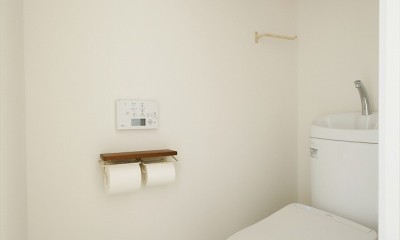 トイレ｜T邸＿お気に入りが彩る白いキャンバス