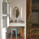 カラフルな異素材ハウスの写真 洗面室