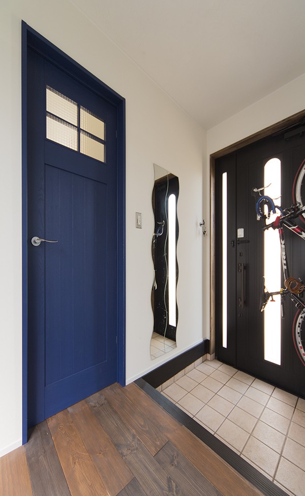 玄関事例：ブルーの造作扉が印象的な玄関（限られた予算でイメージ通りの家）
