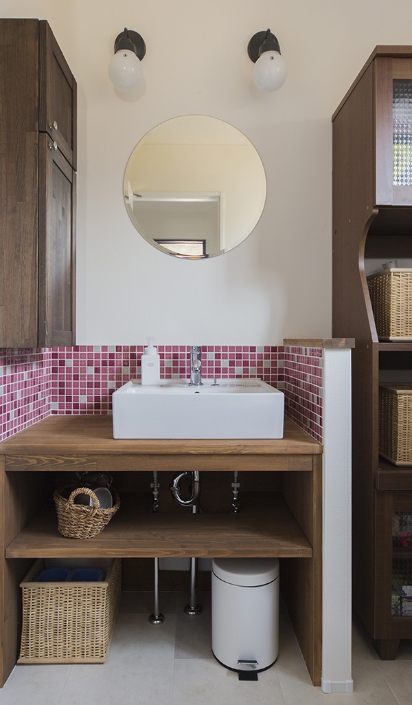 バス/トイレ事例：ピンク色のタイルが可愛らしい洗面室（限られた予算でイメージ通りの家）