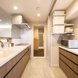 すっきりと片付くキッチン (洗練された空間。都市の暮らしを楽しむ理想のリノベーション)