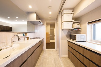 すっきりと片付くキッチン (洗練された空間。都市の暮らしを楽しむ理想のリノベーション)