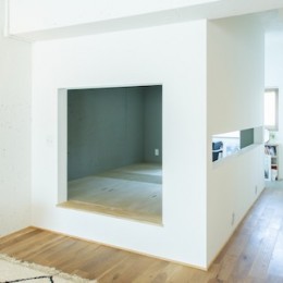 リビングとベットルームをゆるく仕切る壁 (ミュージアムのような白い空間を、回遊性のある間取りにリノベーション)