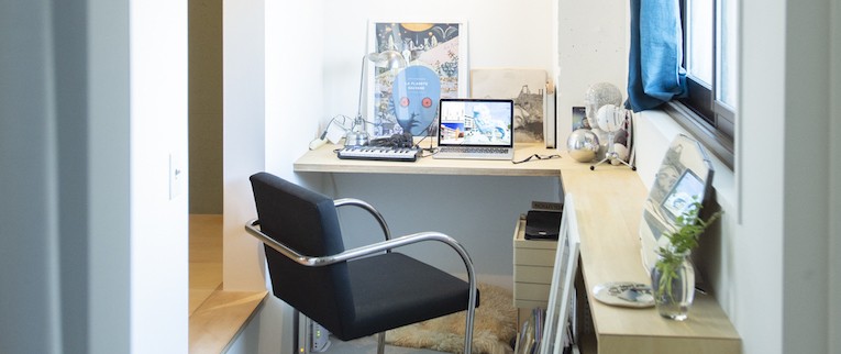 書斎事例：おこもりな仕事スペース（ミュージアムのような白い空間を、回遊性のある間取りにリノベーション）