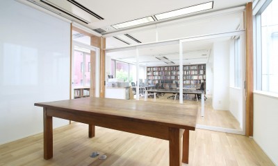 居心地の良いオフィス空間でクリエイティブな発想を。 (会議室)