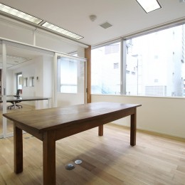 居心地の良いオフィス空間でクリエイティブな発想を。 (会議室)