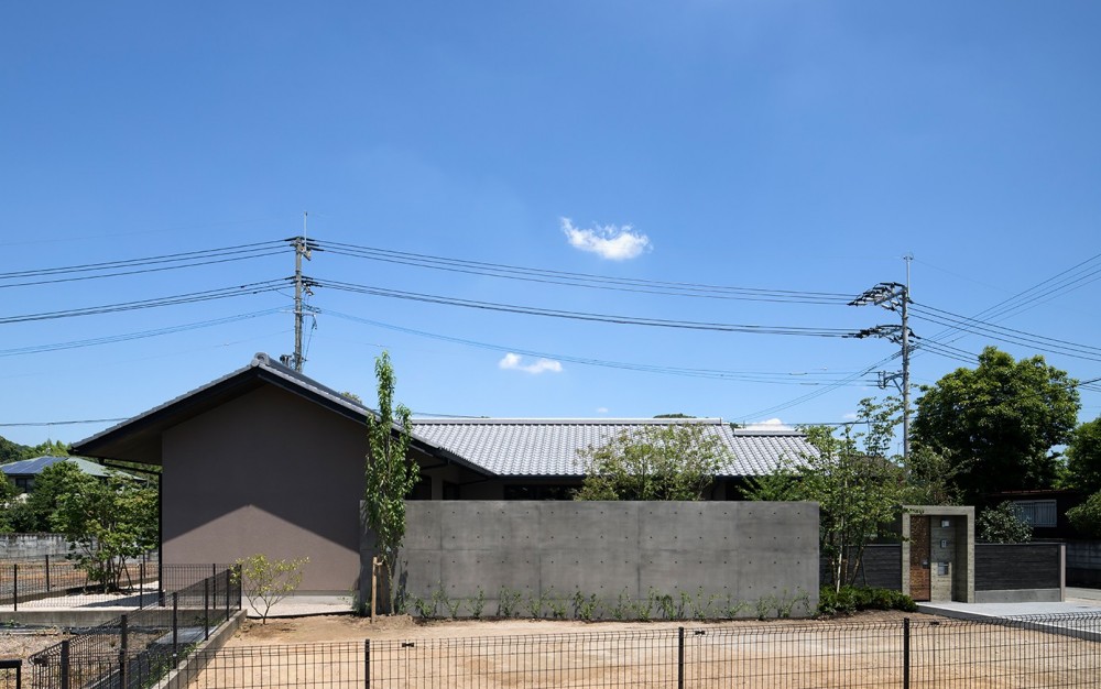 山隈の家 (外観　中庭塀)