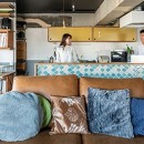 ブルーを基調とした爽やかなリノベーションの写真 ブルーのモザイクタイルが可愛いキッチン
