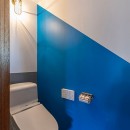 ブルーを基調とした爽やかなリノベーションの写真 トイレの壁はロイヤルブルーにして落ち着ける印象に
