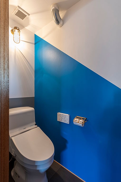 リビングダイニング事例：トイレの壁はロイヤルブルーにして落ち着ける印象に（ブルーを基調とした爽やかなリノベーション）