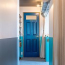 ブルーを基調とした爽やかなリノベーションの写真 扉と壁のブルーのコントラストが素敵