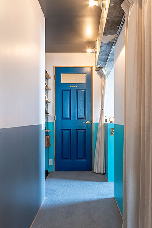 その他事例：扉と壁のブルーのコントラストが素敵（ブルーを基調とした爽やかなリノベーション）