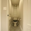 O邸の写真 シンプルでシックなトイレ