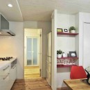 納屋を快適な住まいへ～ハートのタイルや素材にこだわりのある家～の写真 ダイニングキッチン