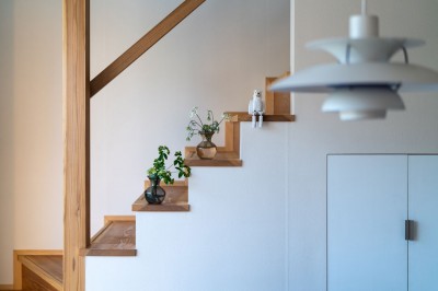 リビング階段 (椿山の家　－つながりのある家－)