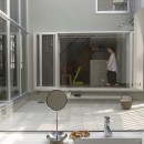 コッソリッヒ　中庭を巻き込むようなスキップ空間の写真 中庭越しにダイニングと繋がる洗面室