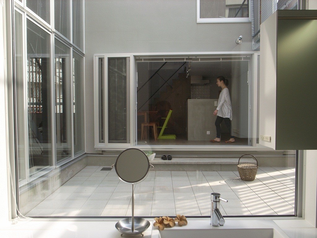 アウトドア事例：中庭越しにダイニングと繋がる洗面室（コッソリッヒ　中庭を巻き込むようなスキップ空間）