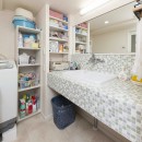 快適とゆとり追求。サンルームのあるセカンドライフリノベーションの写真 さわやかなモザイクタイルの洗面スペース