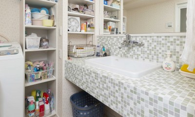 さわやかなモザイクタイルの洗面スペース｜快適とゆとり追求。サンルームのあるセカンドライフリノベーション