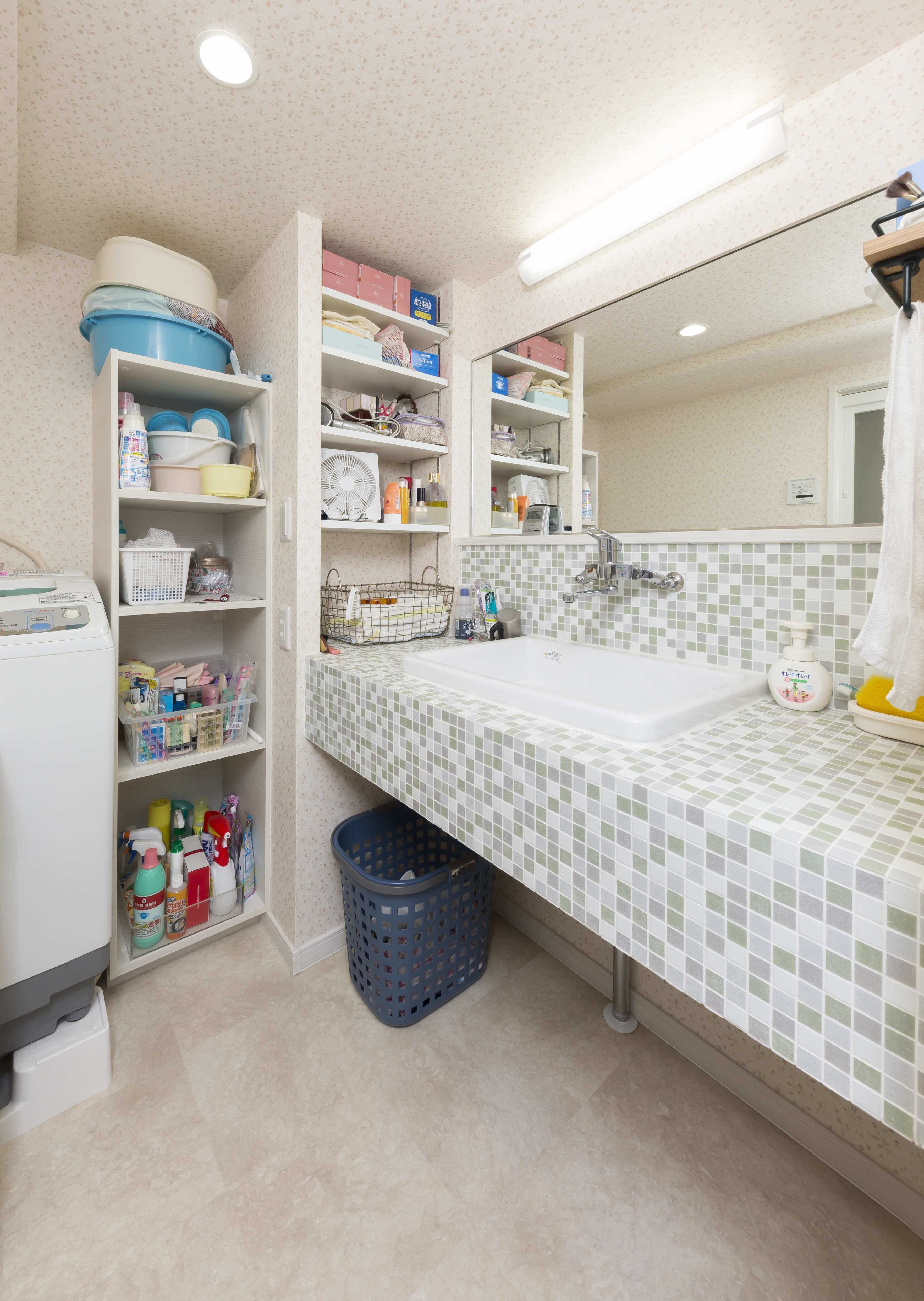 バス/トイレ事例：さわやかなモザイクタイルの洗面スペース（快適とゆとり追求。サンルームのあるセカンドライフリノベーション）