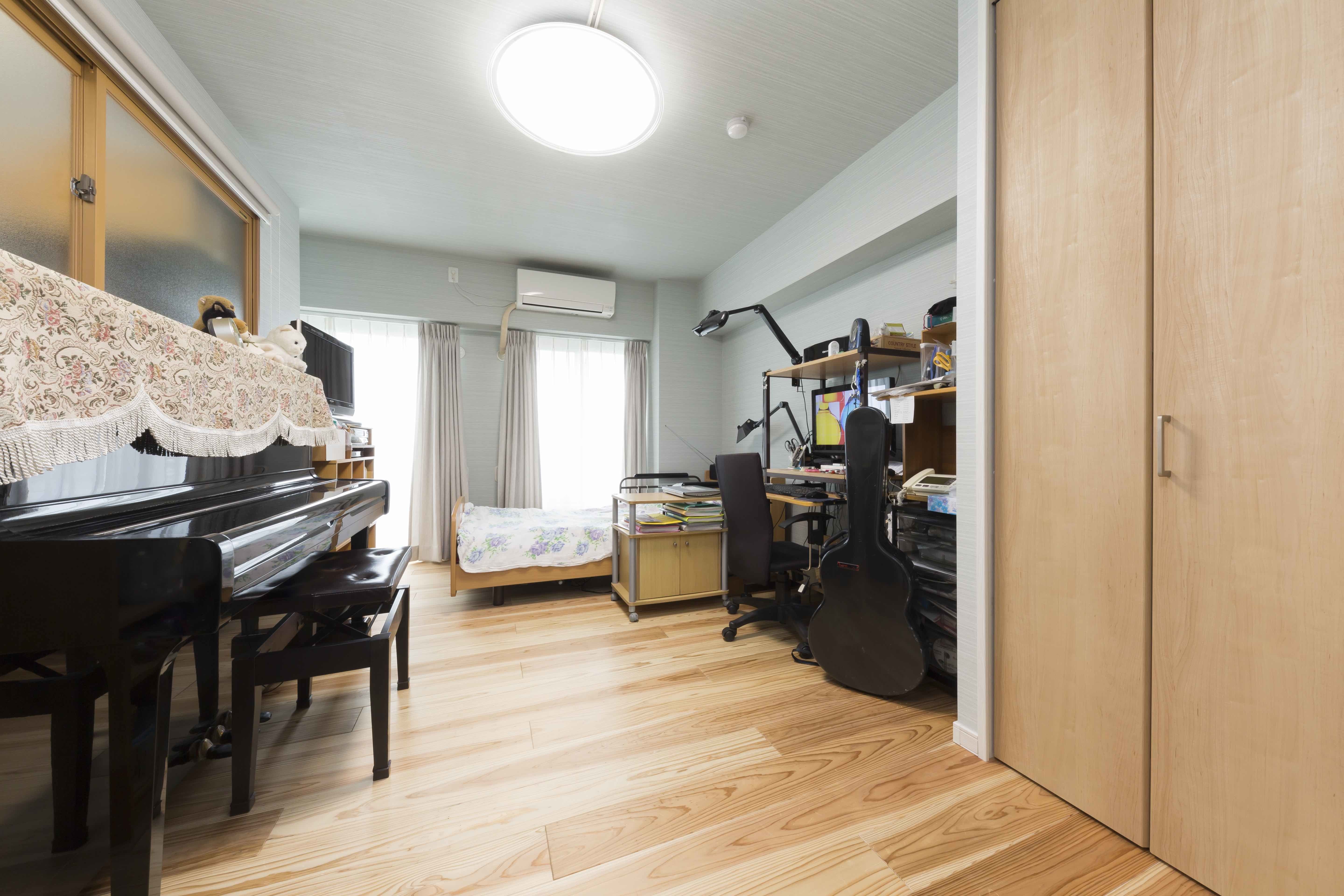 ベッドルーム事例：趣味の楽器も満喫できるご主人のお部屋（快適とゆとり追求。サンルームのあるセカンドライフリノベーション）