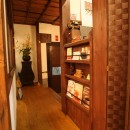 【茨木市 店舗】築80年の古民家を居心地良いカフェにリノベーションの写真 カフェ 玄関