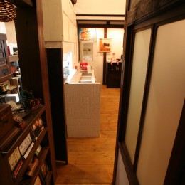 【茨木市 店舗】築80年の古民家を居心地良いカフェにリノベーション (カフェ 通路 玄関から店内へ)