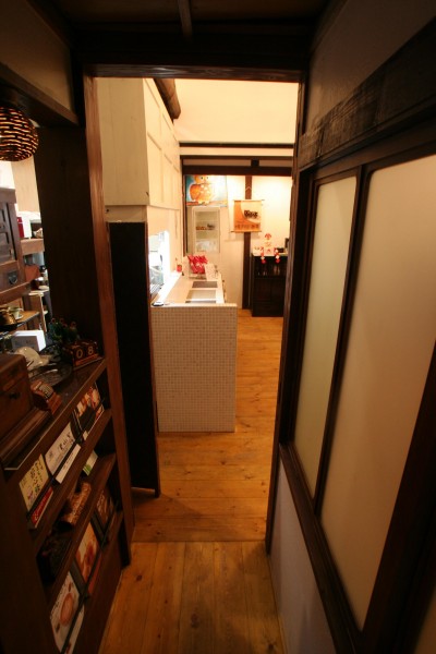 カフェ 通路 玄関から店内へ (【茨木市 店舗】築80年の古民家を居心地良いカフェにリノベーション)