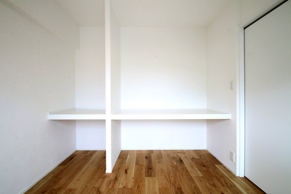 白×グレーで清潔感ある空間へ (寝室兼WIC)