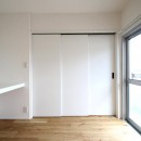 白×グレーで清潔感ある空間への写真 寝室兼WIC
