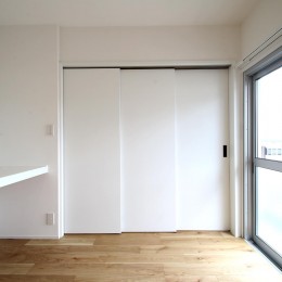 白×グレーで清潔感ある空間へ (寝室兼WIC)