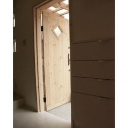 【大阪府】狭小物件を広く見せる光が特徴的な戸建て住宅 (玄関ドア)