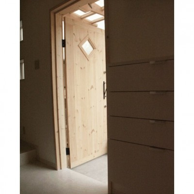 玄関ドア (【大阪府】狭小物件を広く見せる光が特徴的な戸建て住宅)