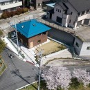 四つ角の家｜４つの小屋と立体路地の家｜大阪府堺市｜新築一戸建て住宅の写真 俯瞰。変形敷地の中に整形の建物を置く。北側斜線一杯のボリューム。