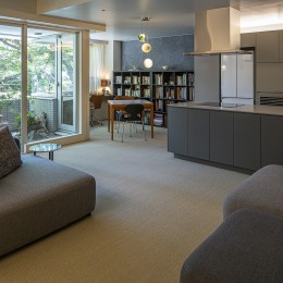 御殿山・W house 〜オリジナルキッチンと造作家具が調和したマンションリノベーション〜 (living room)